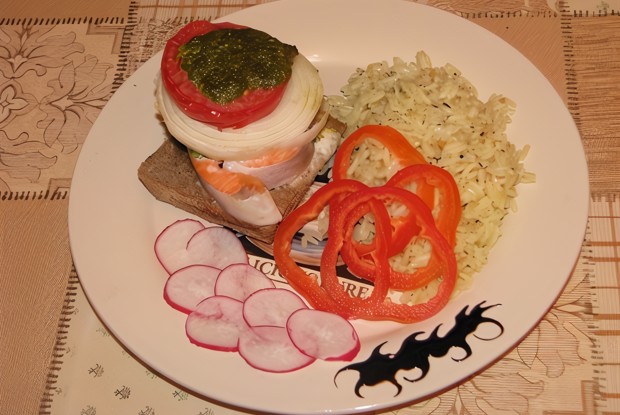 Стейк из форели на подушке из черного хлеба под соусом песто с рисом