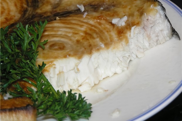 Стейк из голубой акулы, запеченный в фольге