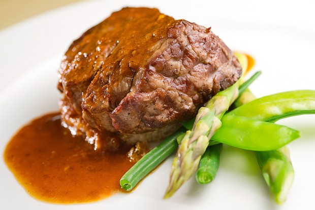 Стейк из говядины со спаржей и стручковой фасолью