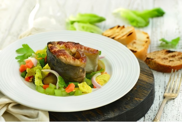 Стейк из осетрины с овощами