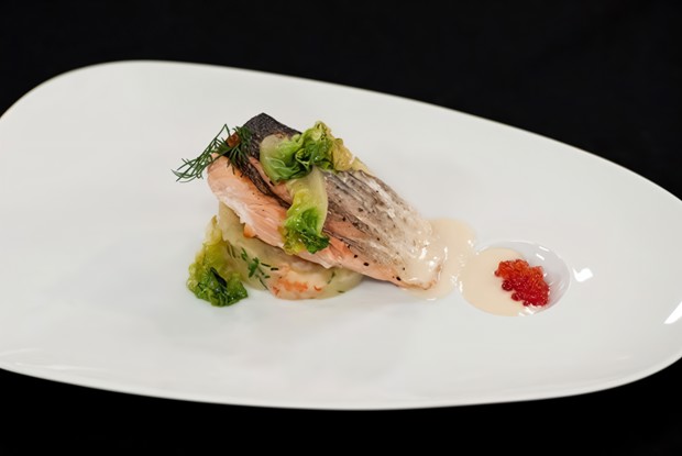 Стейк из семги на печеном картофеле с икорным соусом