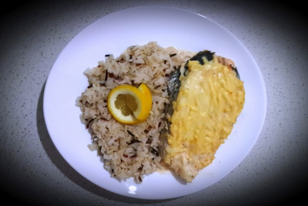 Стейк из семги под соево-сливочным соусом и сыром