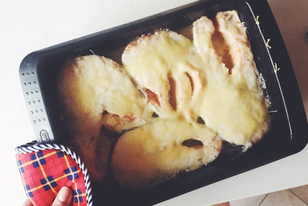 Стейк из семги в духовке под сырной корочкой