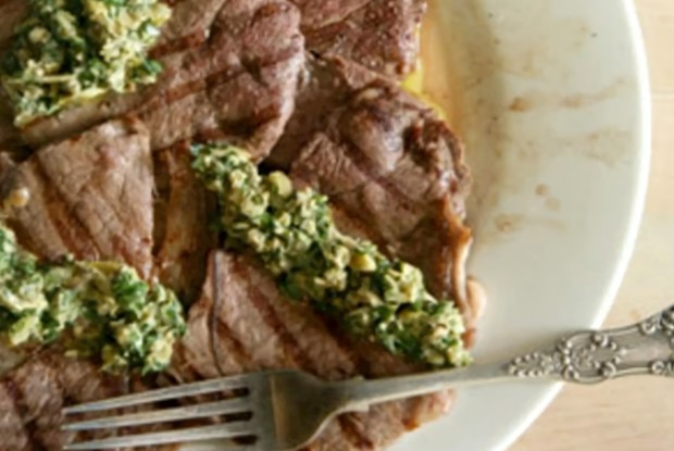 Стейк на гриле с французским соусом