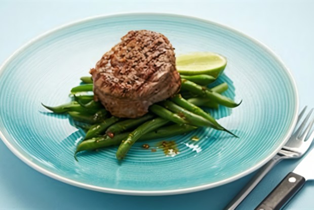 Стейк на гриле с французским зеленым горошком
