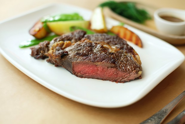 Стейк с картофелем и французским зеленым горошком на гриле