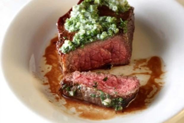 Стейк с соусом из масла и зелени