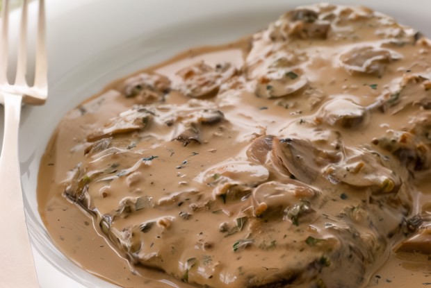 Стейки из говядины под грибным соусом с голубым сыром