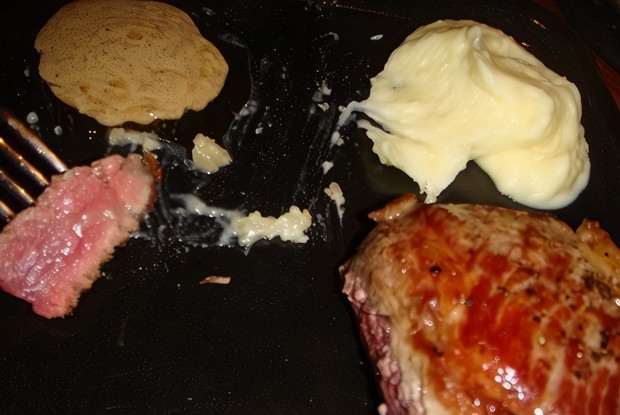 Стейки из говядины с перечным соусом и картофельным пюре