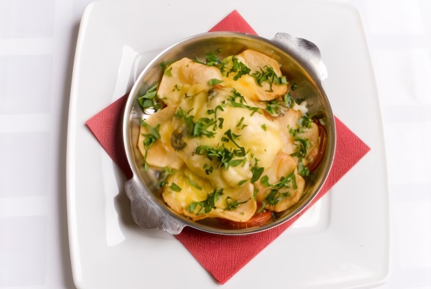 Стейки из хека с луком, помидорами и тертым сыром