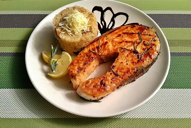 Стейки из семги и ризотто с лесными грибами и пармезаном