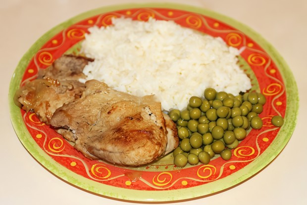 Стейки из свинины с луком на сковороде