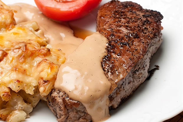 Стейки с соусом из розового перца