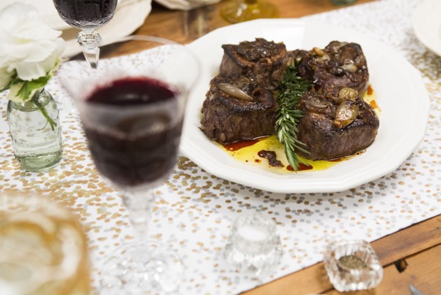 Стейки с жареным луком-шалот по рецепту Тиффани Тиссен