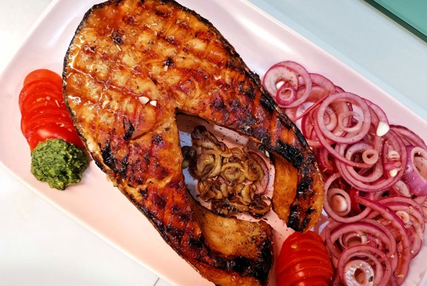 Стейк лосося с маринованным луком