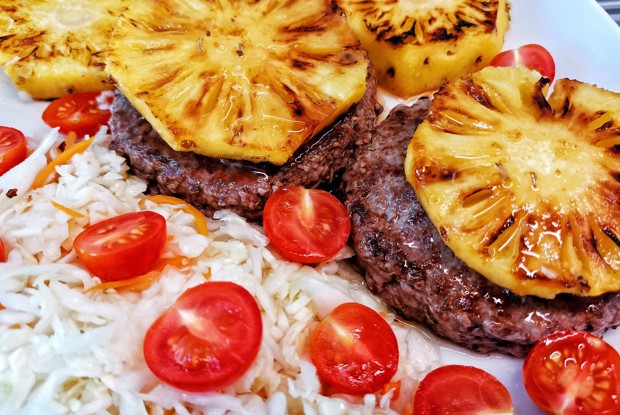 Стейкбургер с ананасом и гарниром из квашеной капусты