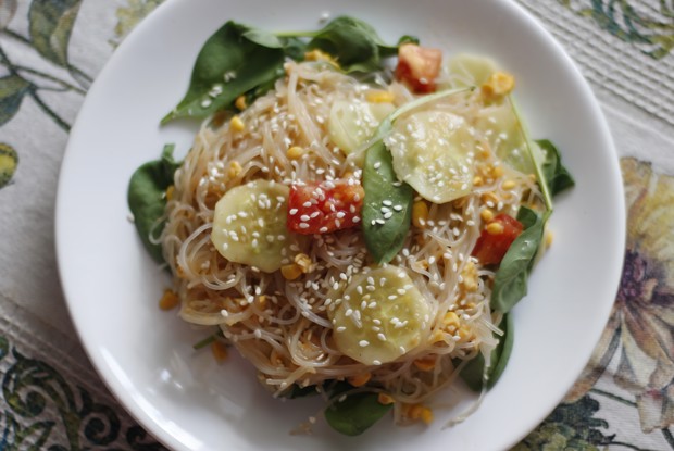 Стеклянная лапша с кукурузой и имбирным соусом