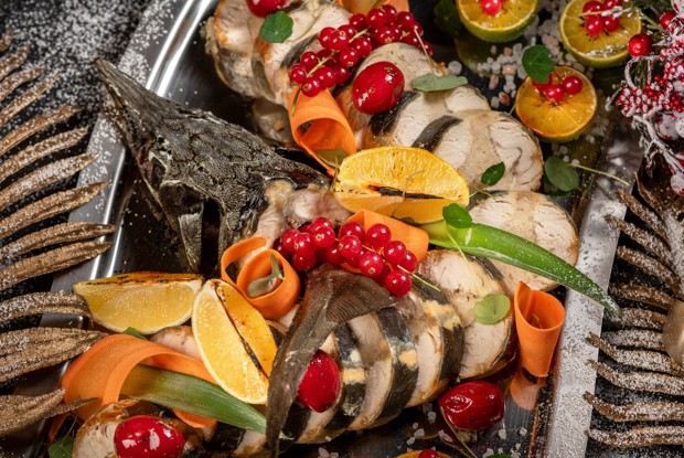 Стерлядь, фаршированная креветками и судаком