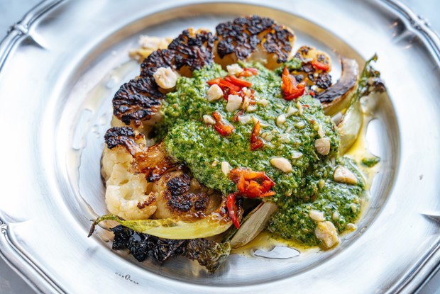 Стейк из цветной капусты с соусом чимичурри