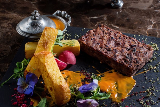 Стейк из фасоли с жаренным сельдереем и овощным соусом