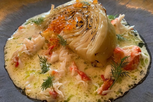 Стейк из капусты со сливочным соусом и мясом краба