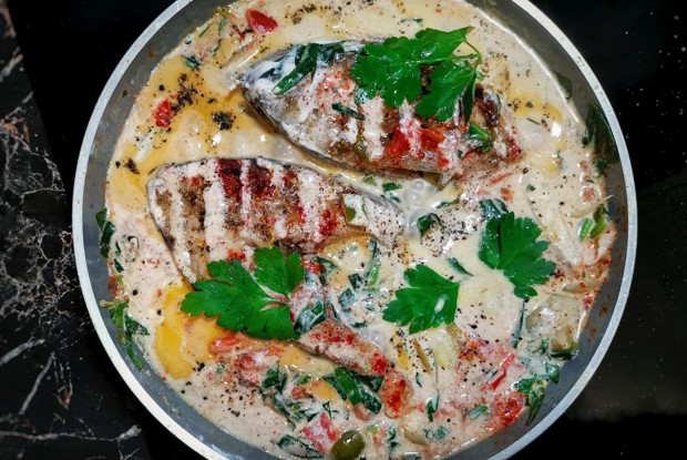 Стейк из карпа на сливочно-овощной подушке