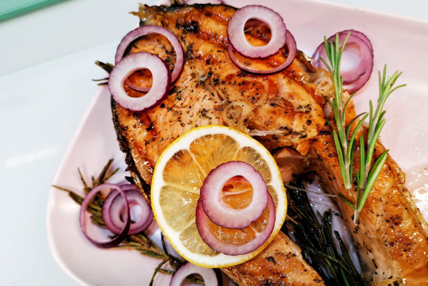 Стейк из лосося, обжаренный с розмарином