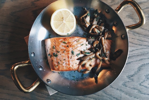 Стейк из лосося с вешенками от ресторана Медь