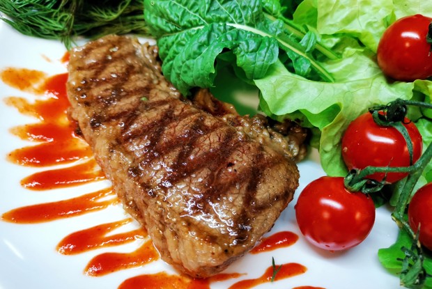 Стейк из мраморной говядины в маринаде