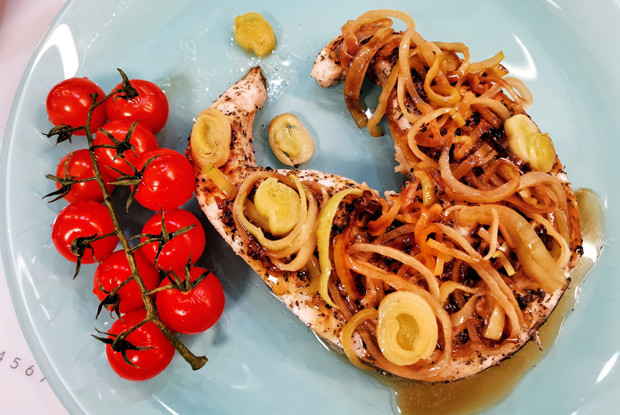 Стейк из рыбы-меча с луком-пореем, тушенным в вине