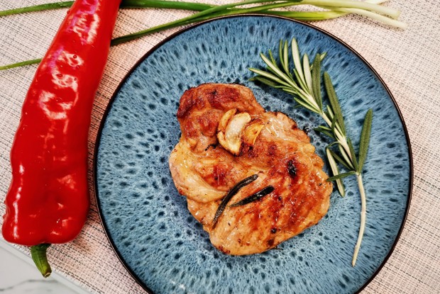 Стейк из свиной шеи на сковороде гриль