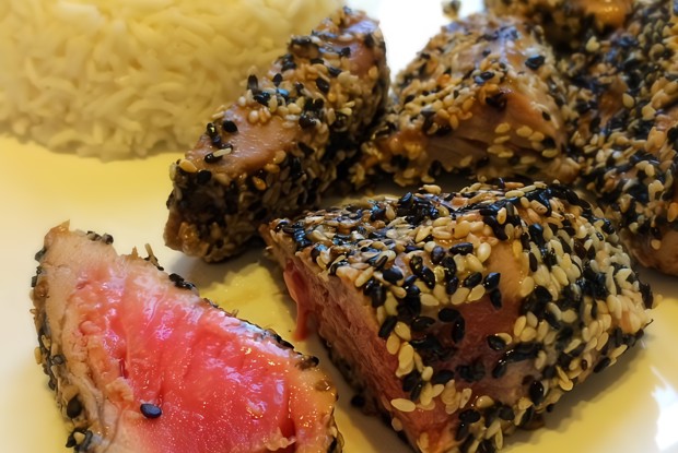 Стейк из тунца в кунжутной панировке