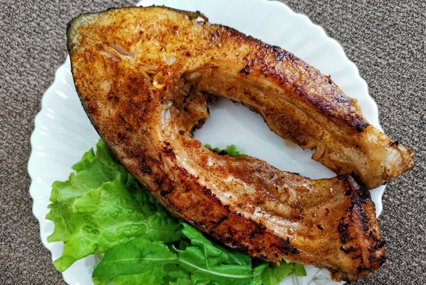 Стейк карпа на сковороде