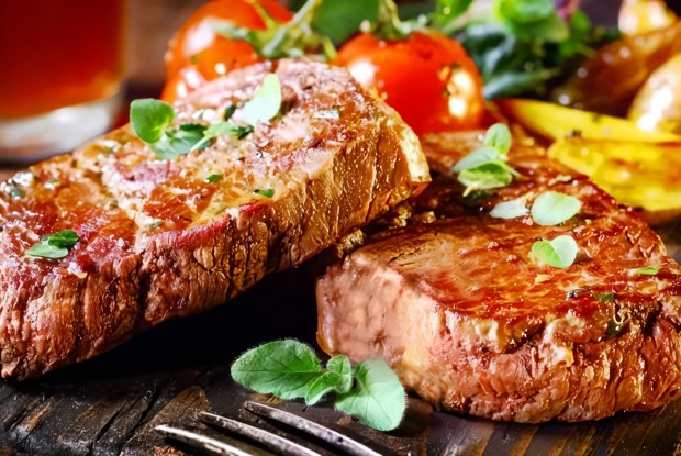 Стейк с овощами, приправленными апельсинами и горчичным семенем