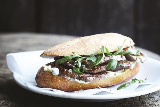 Стейк-сэндвич с горчичным майонезом