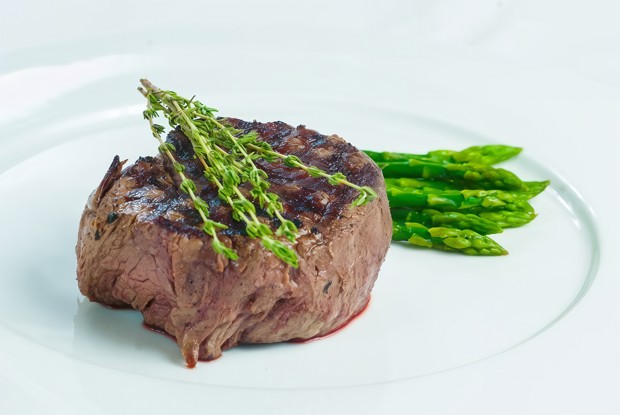 Стейк со спаржей