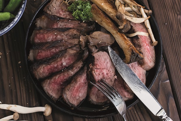 Стейк стриплойн барбекю с японскими грибами