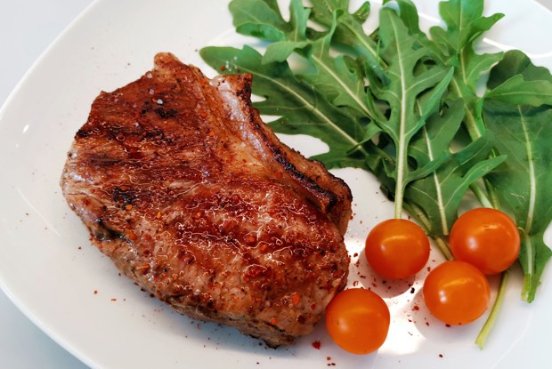 Стейк стриплойн на сковороде гриль