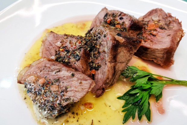 Стейк стриплойн с пряными травами