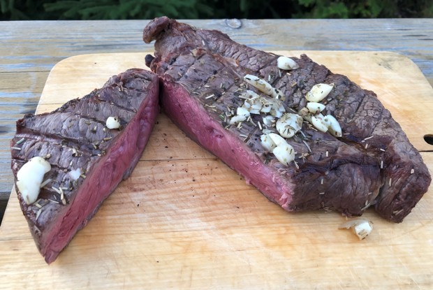 Стейки из говядины на углях