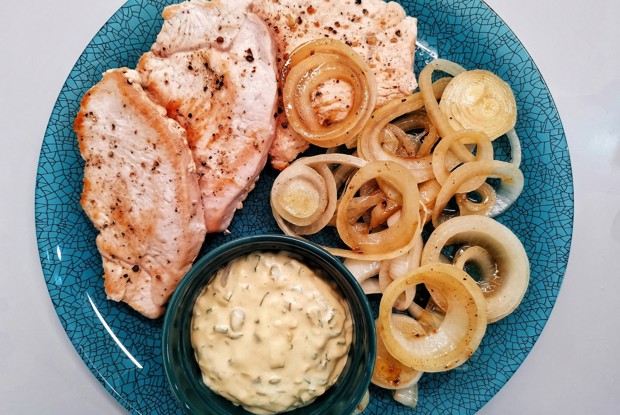 Стейки из грудки индейки в пикантном соусе