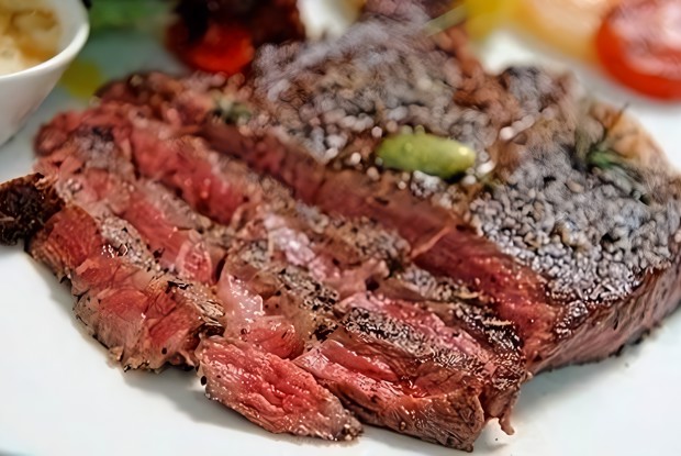 Стейки из оленины с соусом из Pinot Noir и сушеных вишен