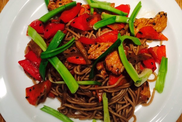 Стир-фрай из индейки в устричном соусе с лапшой соба