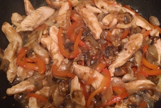 Стир фрай из курицы с грибами и сладким перцем