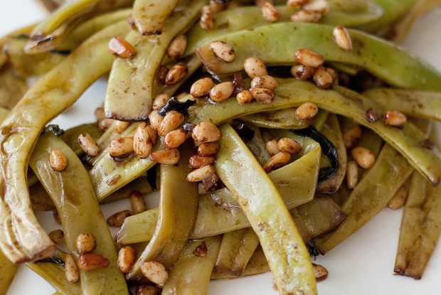 Стручковая фасоль (лоби) с кедровыми орешками и базиликом