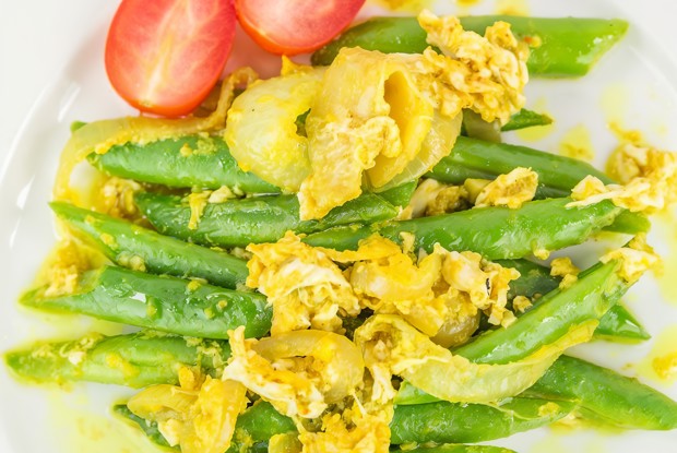 Стручковая фасоль с яйцом и помидорами