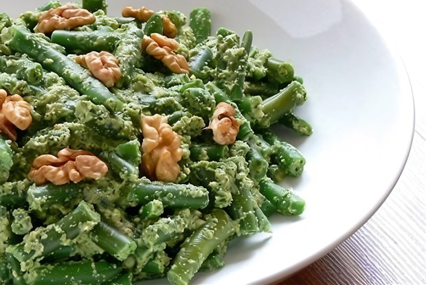 Стручковая фасоль с грецким орехом и луком