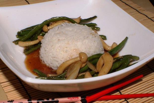 Стручковая фасоль с грибами шимеджи