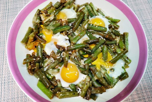 Стручковая фасоль с сыром и перепелиными яйцами