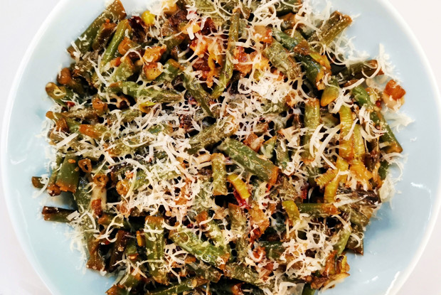 Стручковая фасоль с сыром, луком и чесноком
